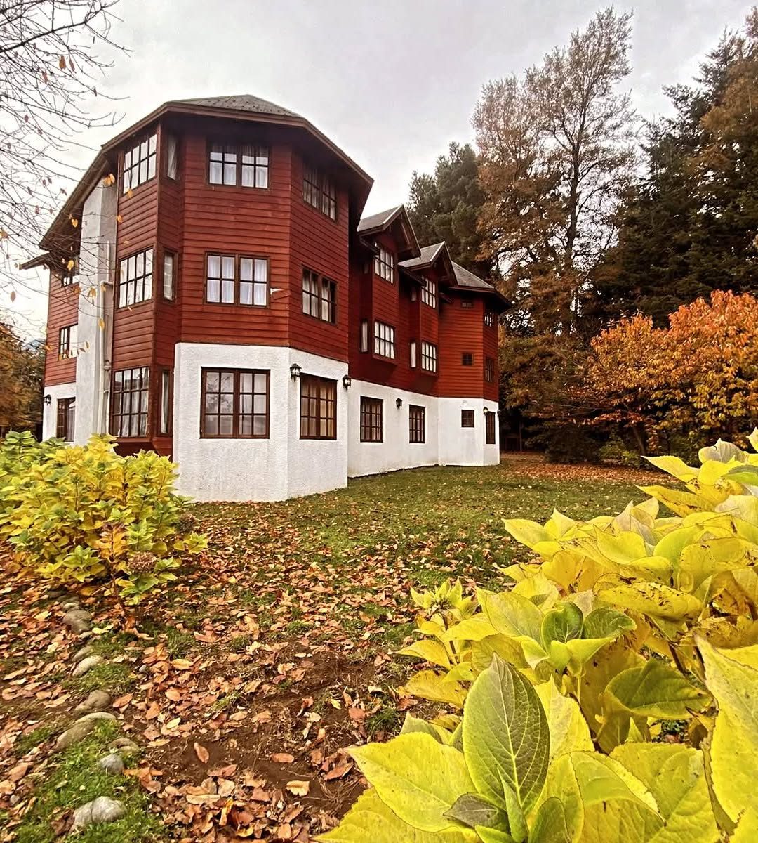 Edificio del Hotel Santa María rodeado de árboles en otoño